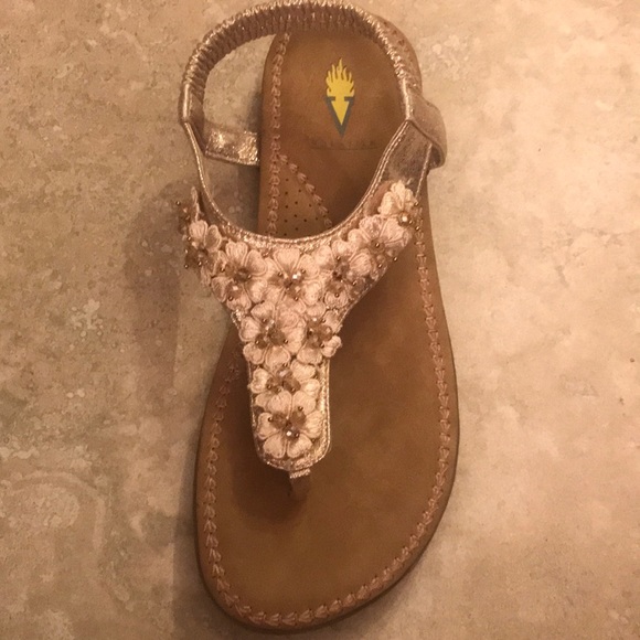 Volatile sandals